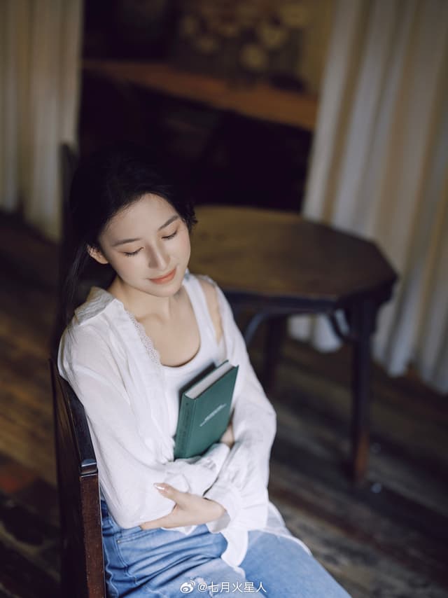 素净一张脸，收敛了眉眼。 摄影师：七月火星人