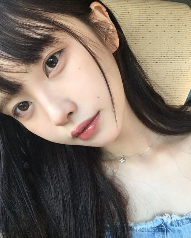夏日户外穿蓝色小吊带的小姐姐自拍